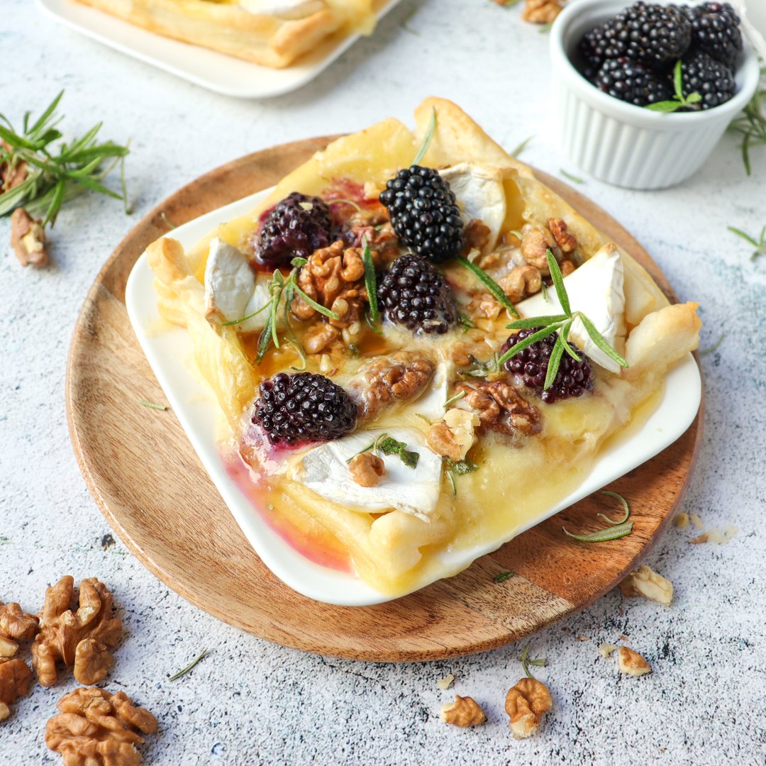 Brie in Blätterteig mit Brombeeren und Honig