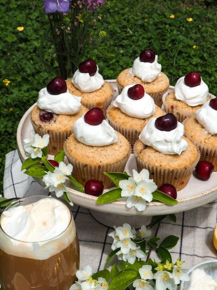 Cashew Vanille Eis mit Limetten Kirsch Cupcakes