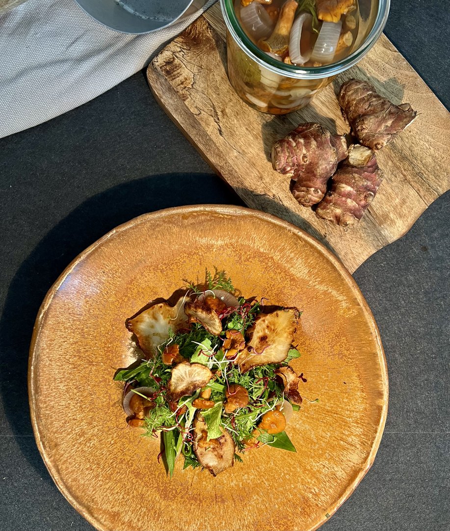 Wildkräutersalat mit gebratenen Topinambur und eingelegten Eierschwammerln