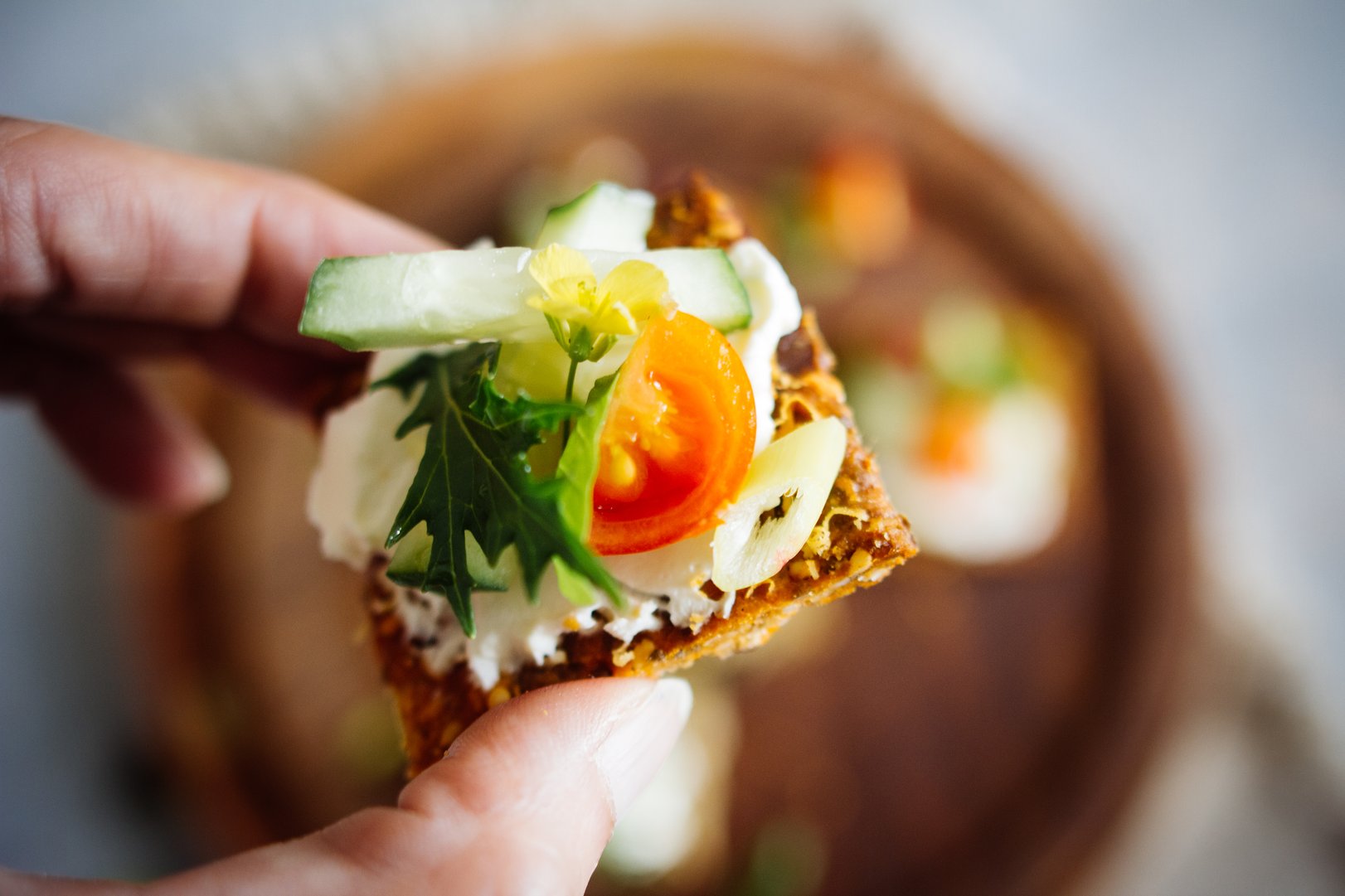 Buntes Knäckebrot aus der Gartenküche