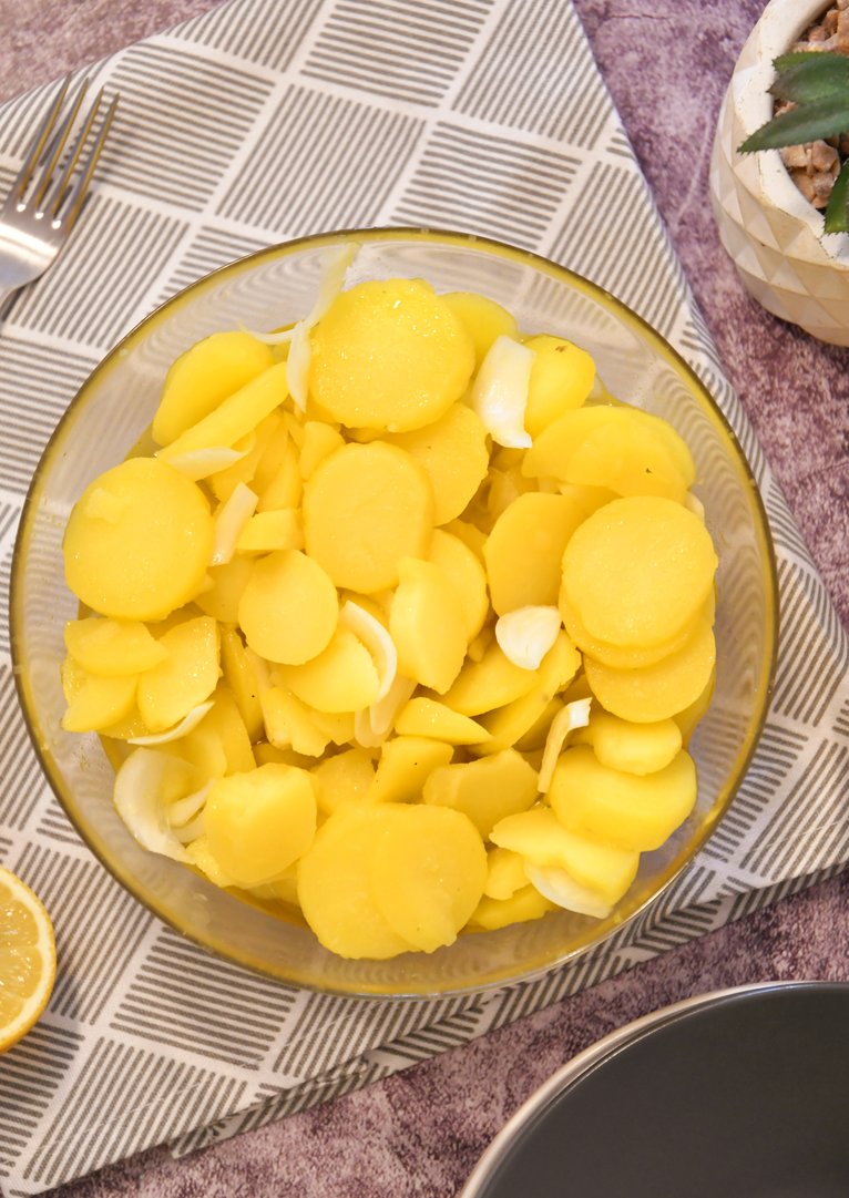 Hausgemachter Erdäpfelsalat mit Bio-Apfelessig