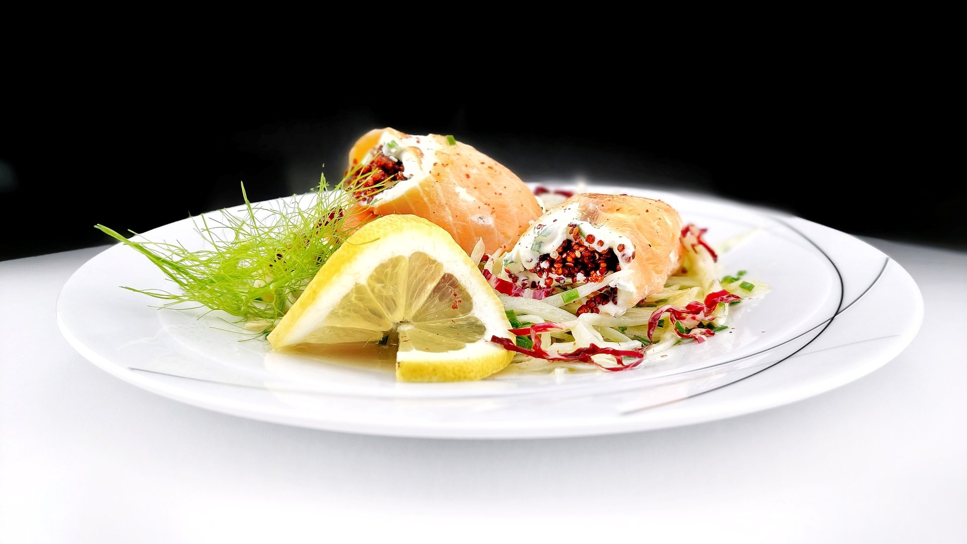 Geeiste Quinoa-Nockerl im Räucherlachsmantel auf Fenchelsalat
