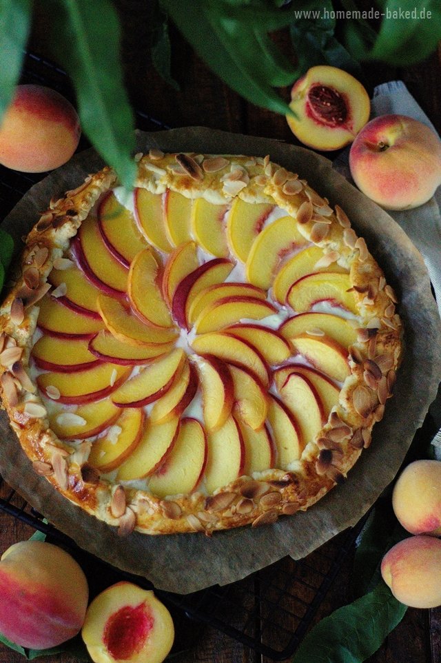 Pfirsich Galette mit Quark-Creme und Mandeln