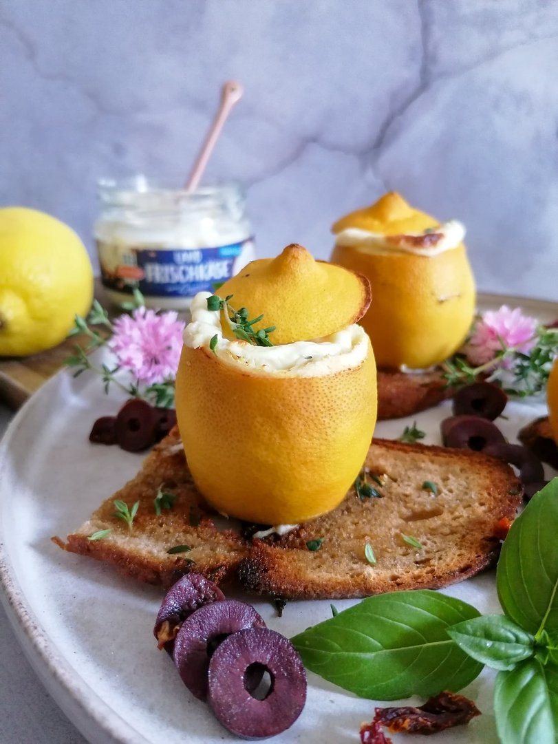 Mediterran gefüllte Ofenzitronen mit Frischkäse auf Thymianbrot