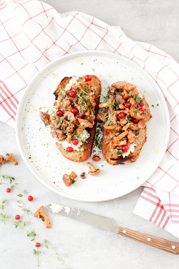 Eierschwammerl-Crostini mit Frischkäse und Ribisel