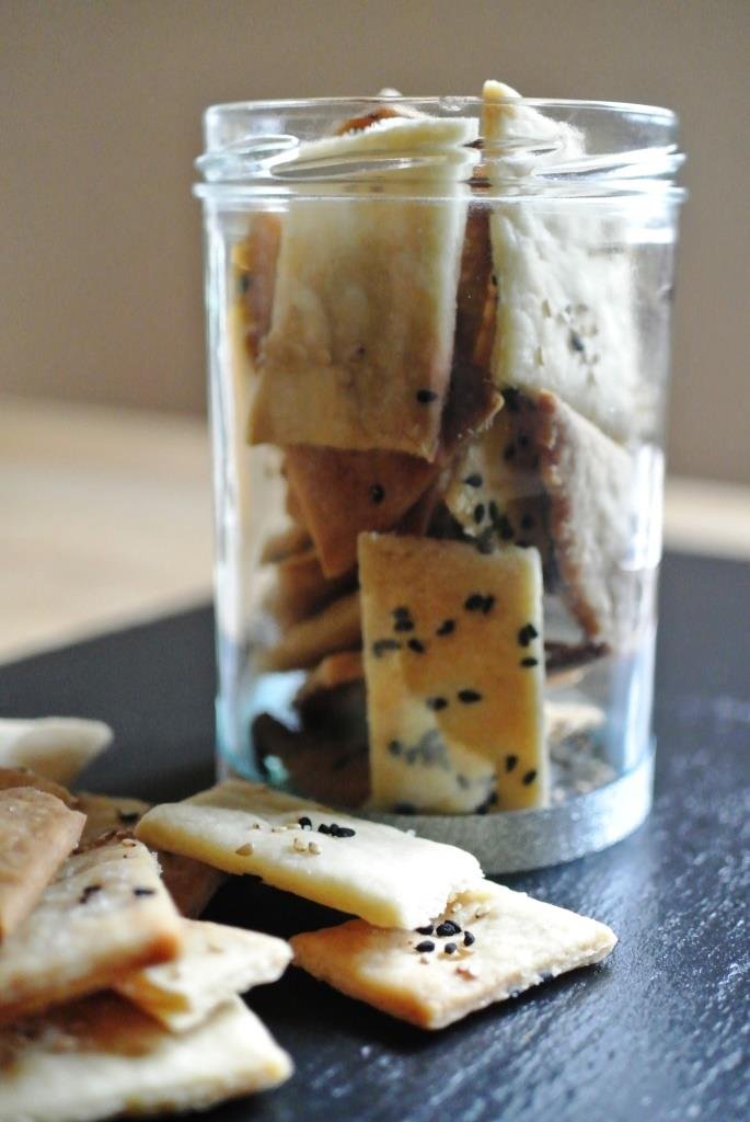 Salziges Knabbergebäck: Einfache Cracker mit Sauerteig