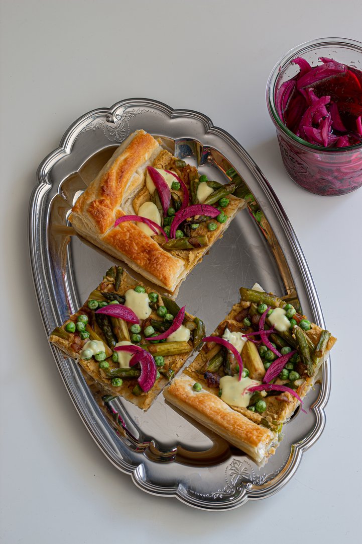 Vegane Blätterteig Tarte mit grünem Spargel und pinken, süß sauer eingelegten Zwiebeln