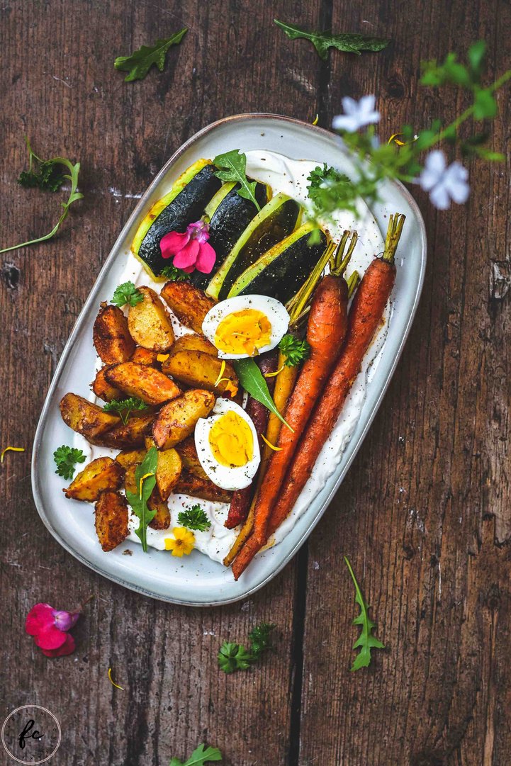Würzig knusprige Erdäpfelspalten mit Grillgemüse und Knoblauchdip