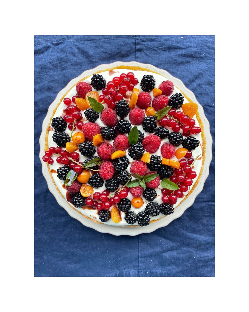 VINEGARtarte mit Mascarponecreme, Beeren und Himbeeressigreduktion