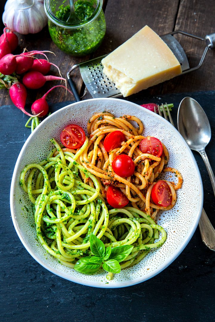 Spaghetti mit Tomaten- und Radieschen-Pesto