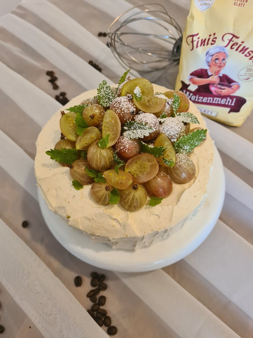 Stachelbeertorte mit Kartoffelschalencreme und Kaffeesatz