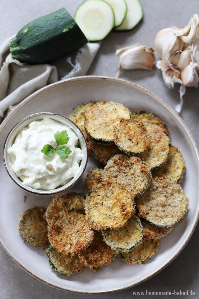 Knusprige Parmesan Oregano Zucchini mit selbstgemachter Aioli ohne Ei
