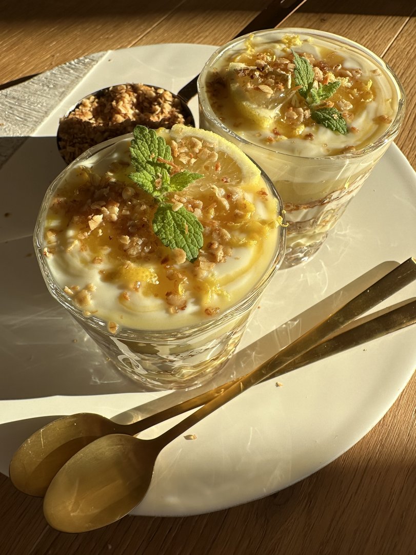 Lemon Tiramisu Overnight Oats mit Zitronen-Puddingcreme aus Hafermilch und zitronigem Knuspermüsli