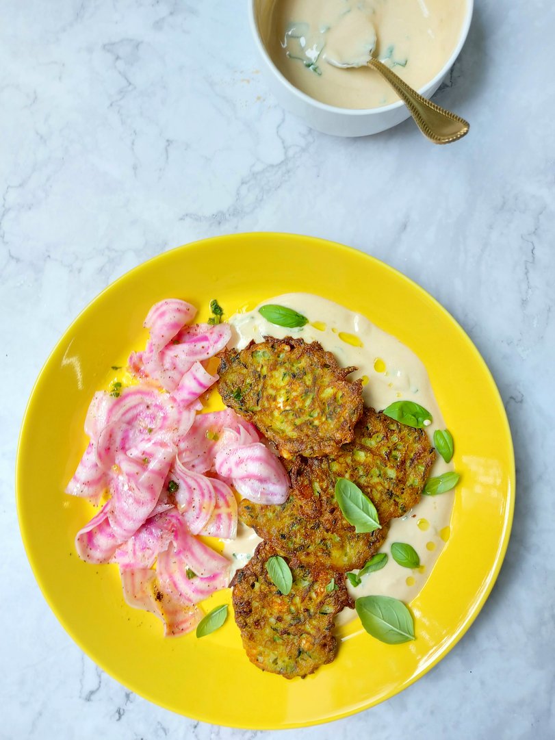 Zucchini-Kohlrabi Puffer an Miso-Joghurt mit Ringelbete Salat
