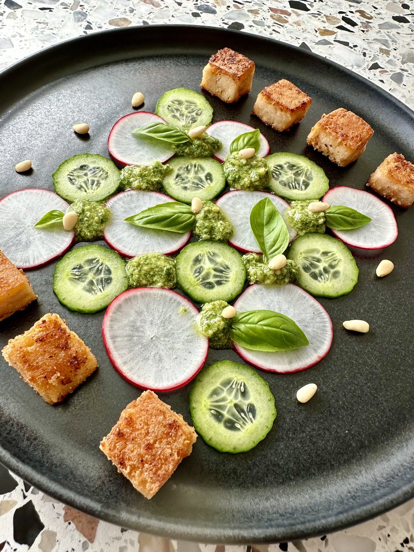 Knuspriger Linsentofu auf Radieschen-Gurken-Carpaccio mit Radieschengrün-Pesto
