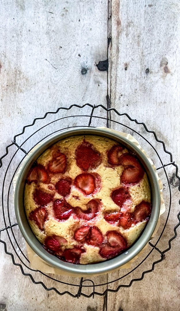 Ein kleiner veganer Erdbeerkuchen