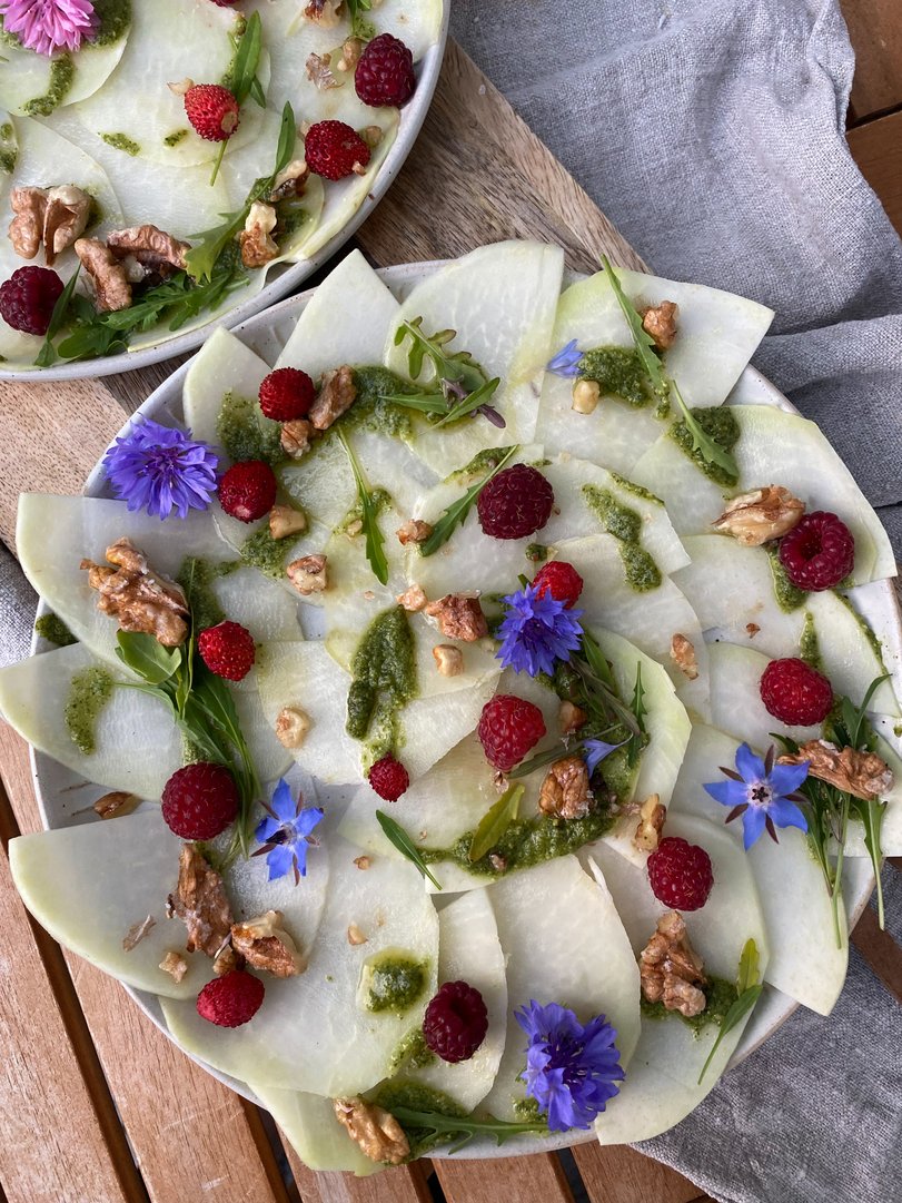 Kohlrabi Carpaccio mit Rucola Pesto und Beeren