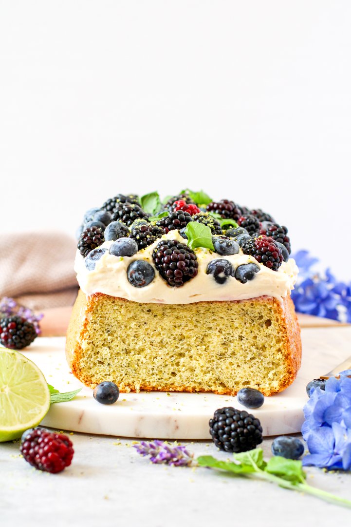Kastenkuchen mit Frosting und Beeren