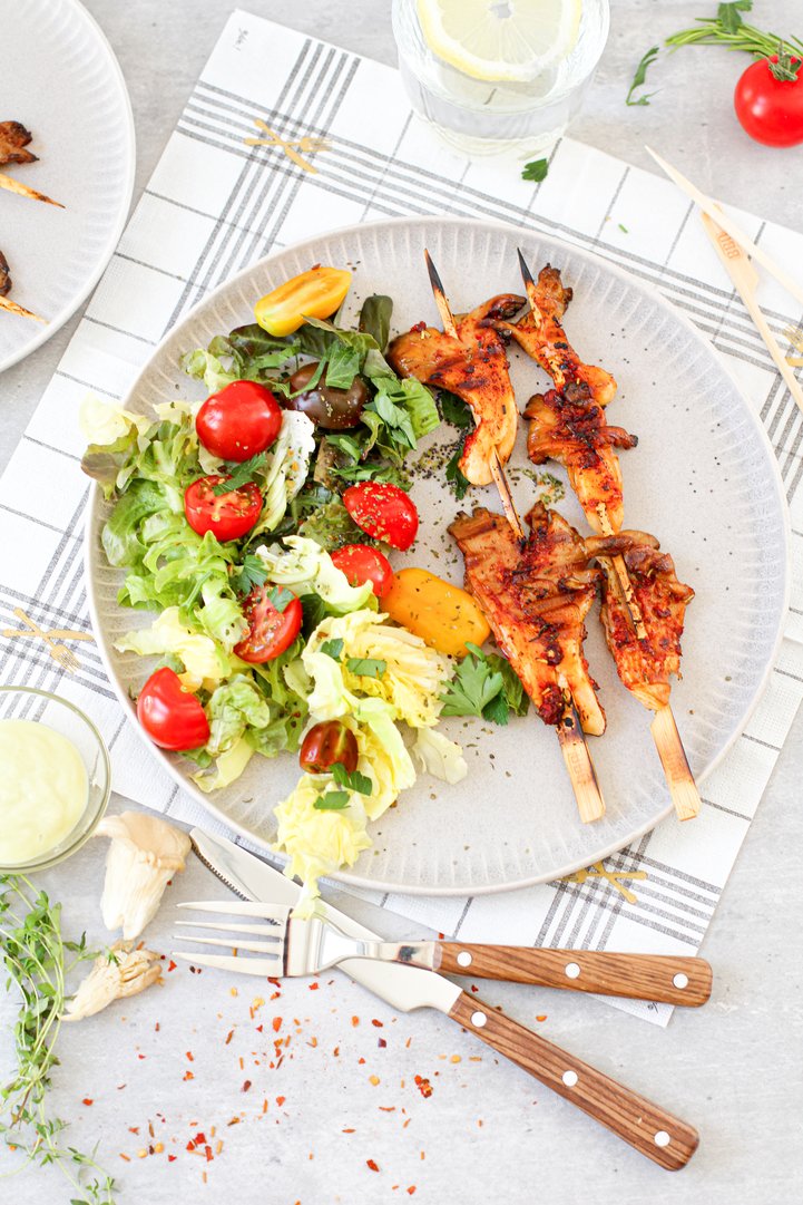 Austernpilz-Spieße mit Smokey-Zitronen-Marinade und Salat