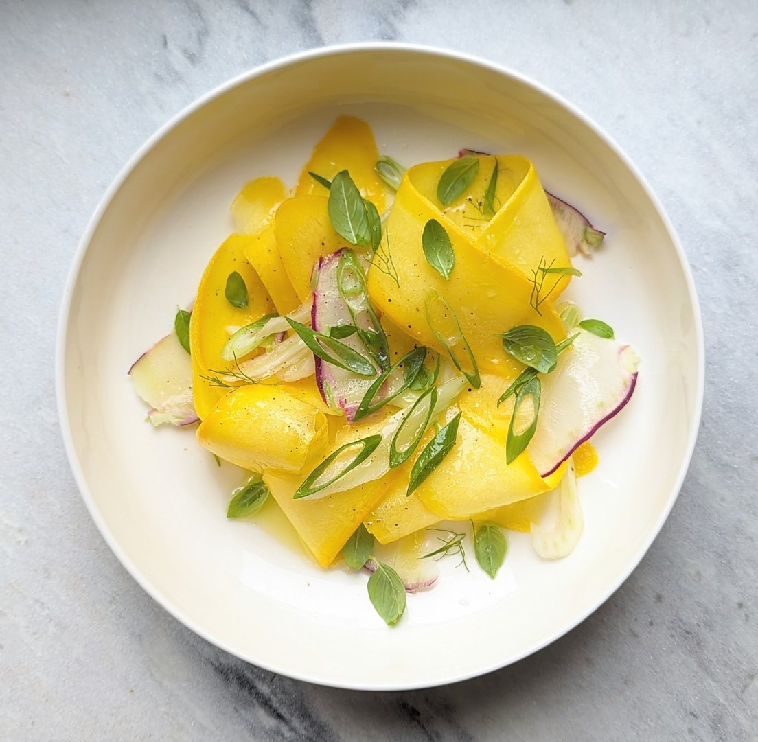 Sommer Salat mit gelber Zucchini, Kohlrabi und Fenchel mit Limetten-Tomatenessig Vinaigrette