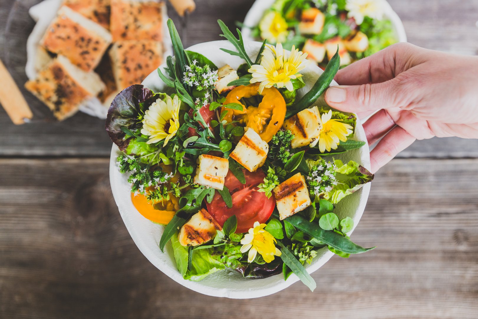 Knackiger Gartensalat mit gegrilltem Halloumi