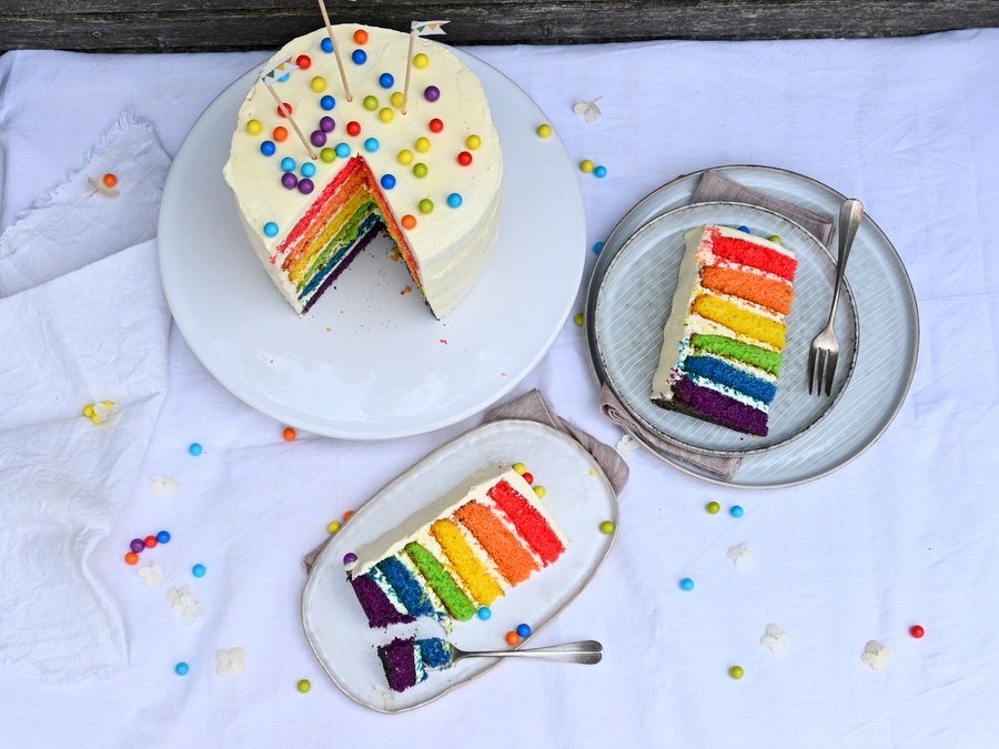 Liebe auf dem Teller: Regenbogen-Torte