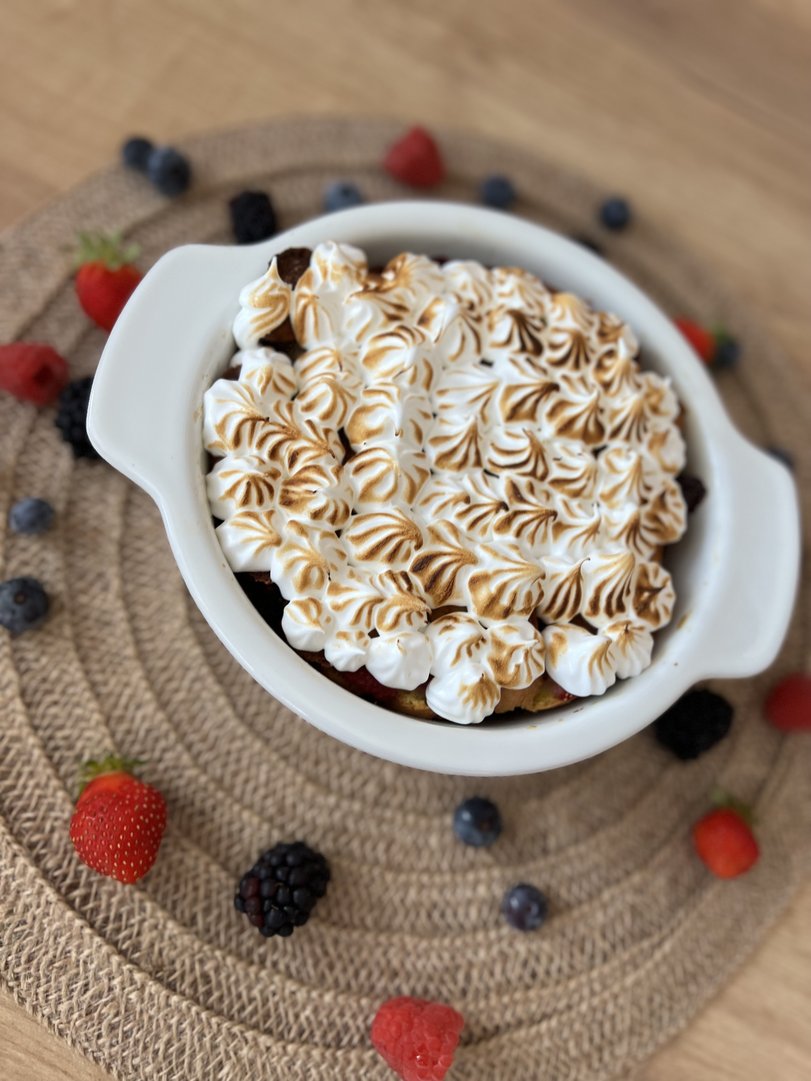 Scheiterhaufen mit frischen Waldbeeren