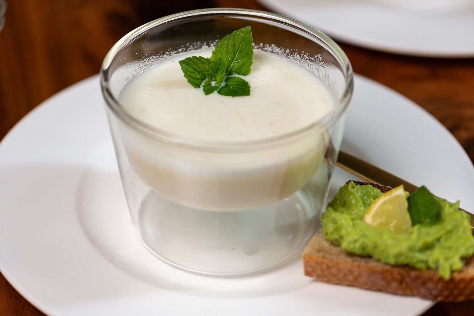 Kalte Kohlrabi-Suppe mit Erbsen-Crostini