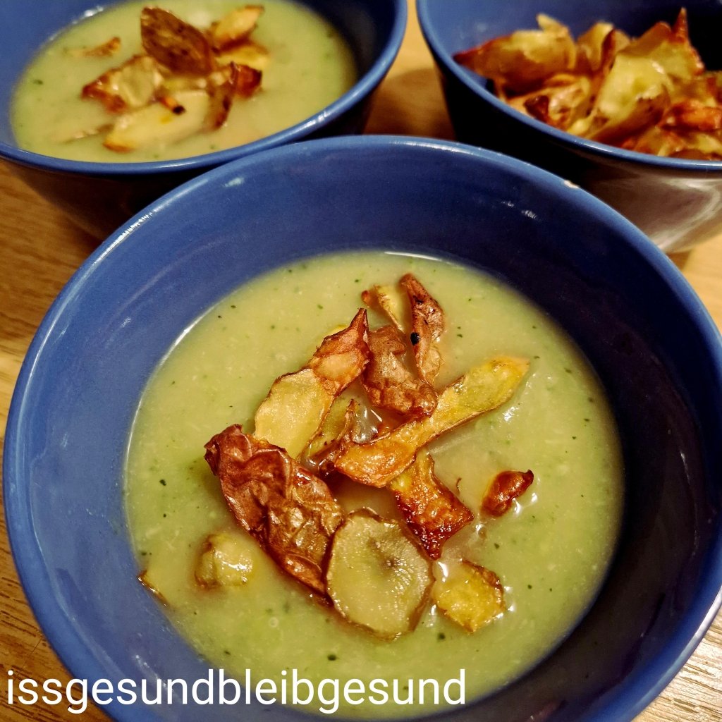 Zerowaste-Brokkolisuppe mit Knusper-Kartoffelchips