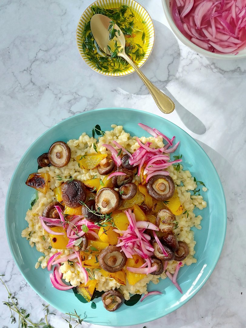 Rollgerste  mit Paprika, Shiitake, eingelegten Zwiebeln und Thymian-Öl