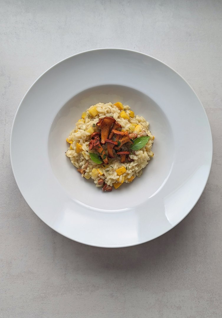 Eierschwammerl-Zucchini Risotto mit  Zitronen Basilikum, Petersilie und Thymian
