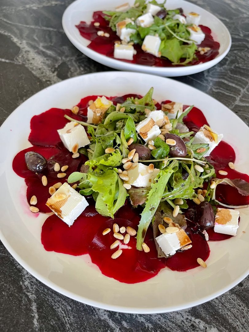 Rote Rüben Carpaccio mit Ziegenkäse
