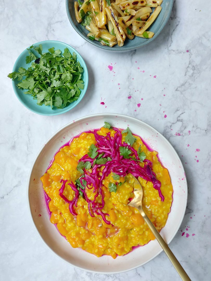 Delica-Kürbis Risotto mit eingelegten gerösteten Wachsbohnen und Himbeeressig-Kraut