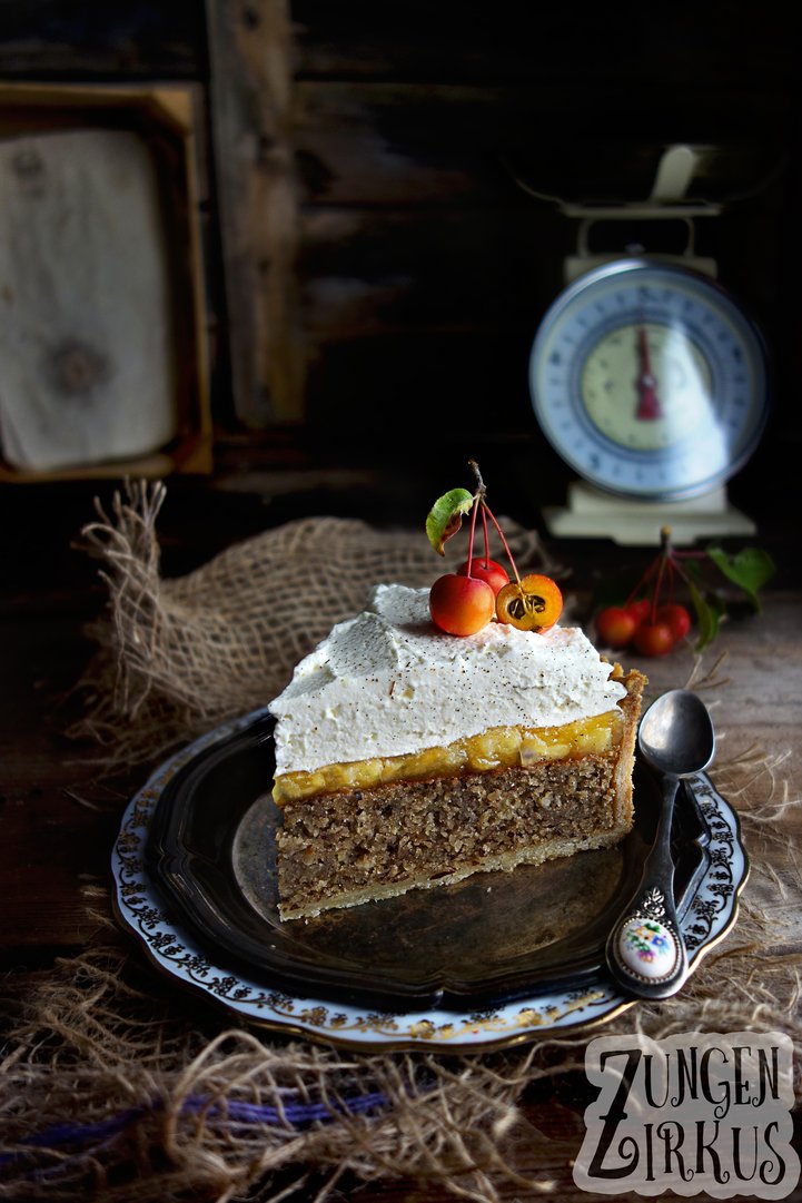 Apfel-Zimtkuchen mit Nüssen und Schlagsahne