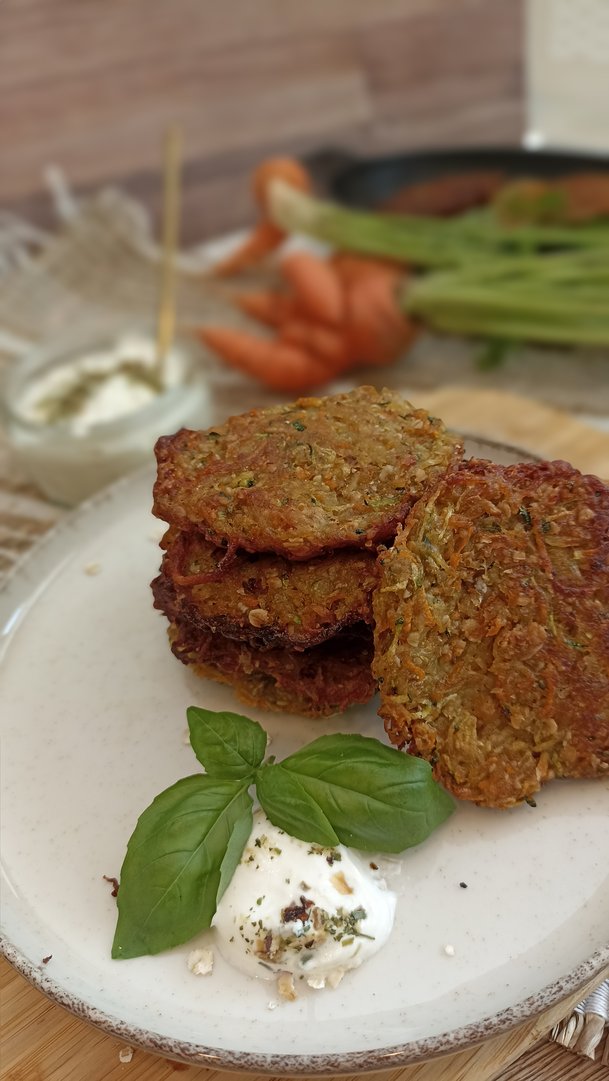 Zucchini-Karotten-Kartoffel Puffer mit Haferflocken