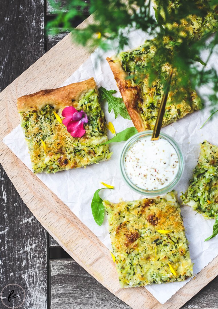 Sommerfrische Zucchinipizza mit Joghurtdip