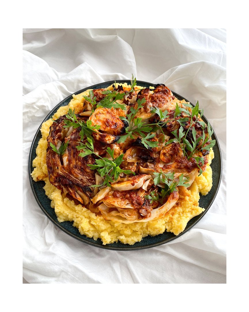 Weißkraut in Chraimeh Sauce auf cremigem Polenta