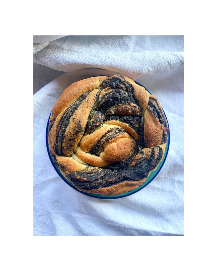 Babka mit fermentiertem Knoblauch und schwarzem Sesam