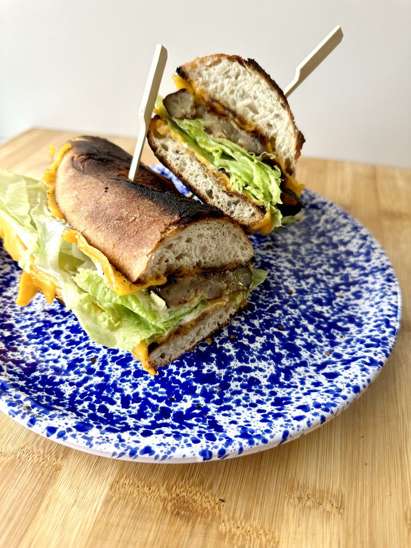 Grilled Cheese Sandwich XXL – mit Melanzani-Steak und Balsamico-Zwiebeln vom Grill