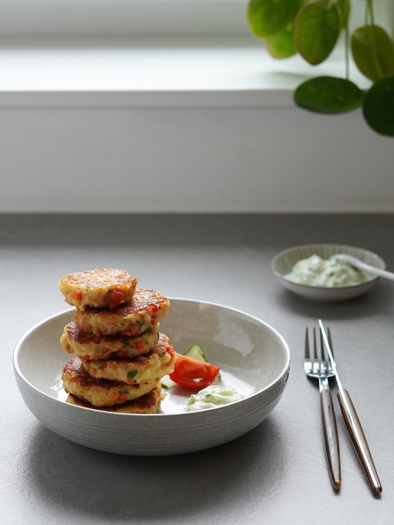 Gegrillte Knödelpatties im Capresestyle mit Tzatziki