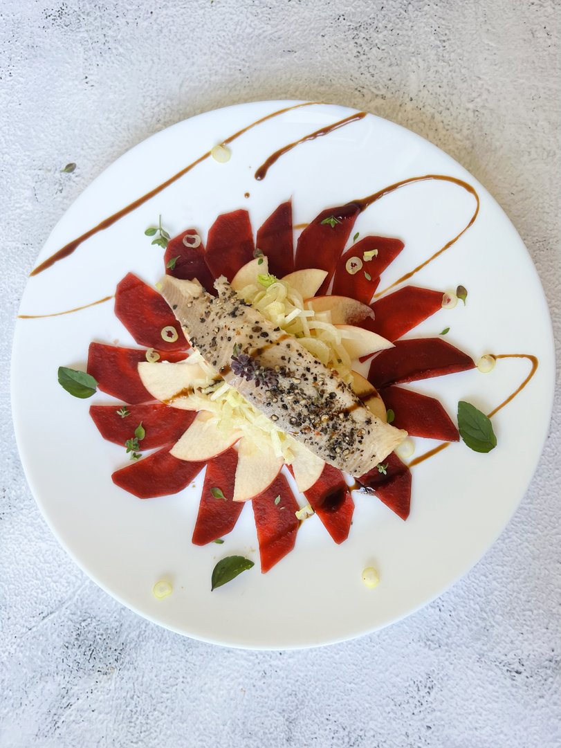 Rote Rüben Carpaccio mit Fenchel und Forellenfilet