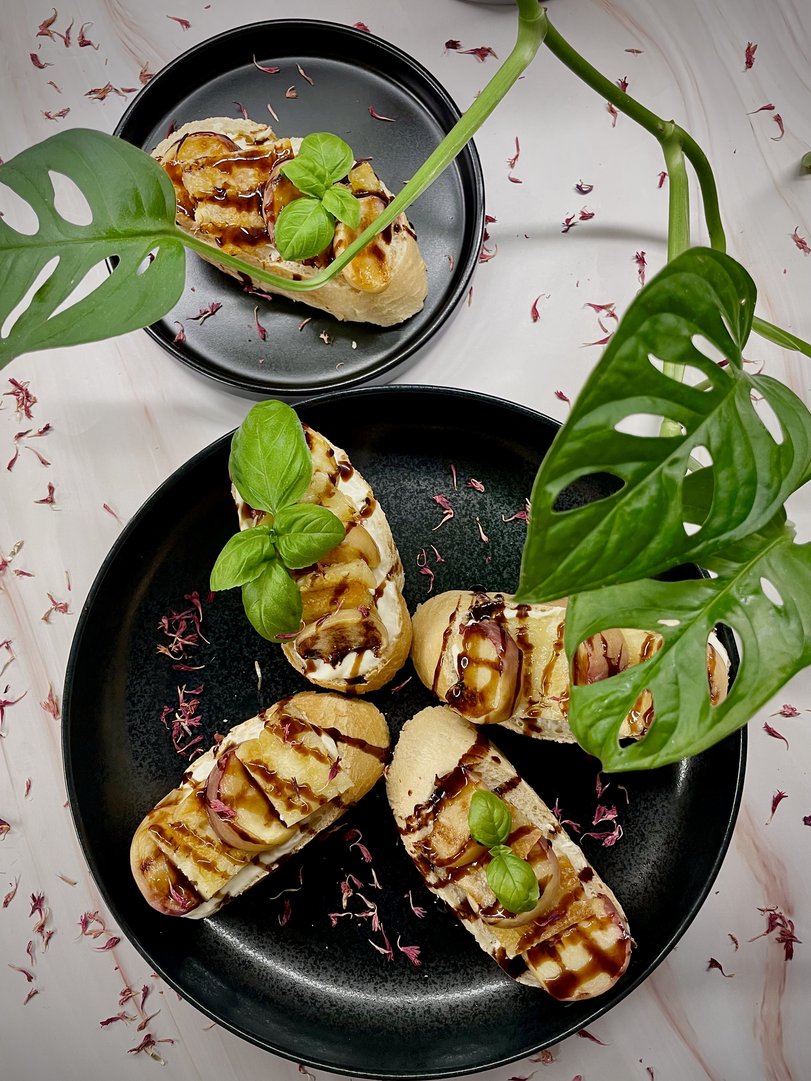 Saftiger Pfirsich trifft salzigen Grillkäse