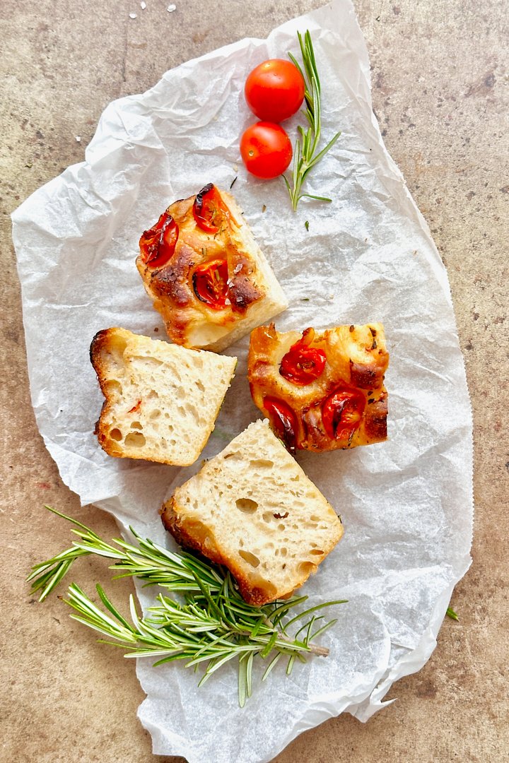 Luftige Sauerteig-Focaccia mit Cherrytomaten und Rosmarin