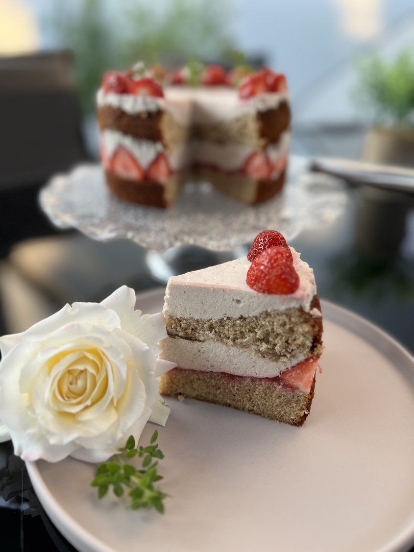 Buchweizentorte mit Holunder, Basilikum und Erdbeeren