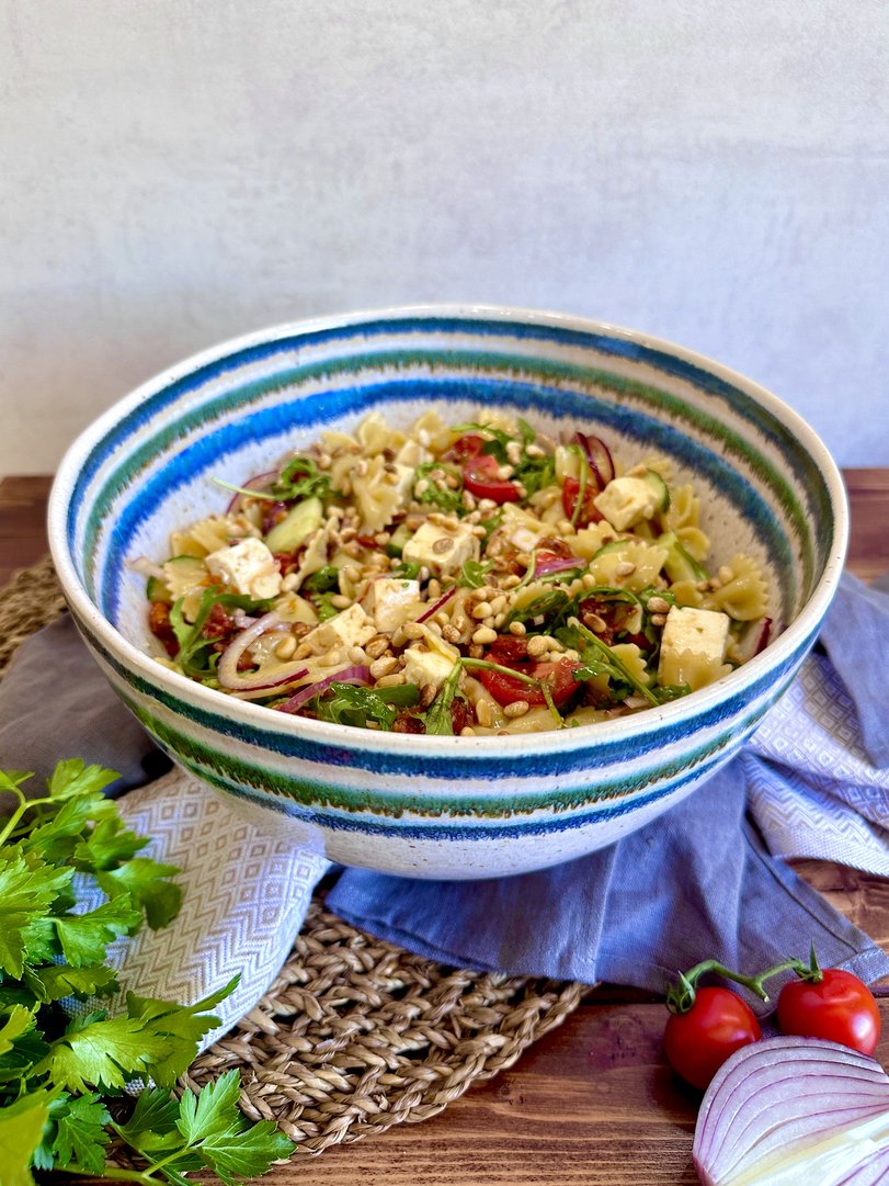 Mediterraner Nudelsalat mit Feta & Balsamico Dressing