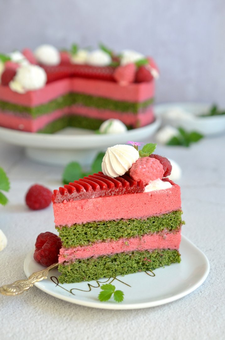 Himbeer-Dirndlmousse-Torte mit Brennnessel-Biskuit