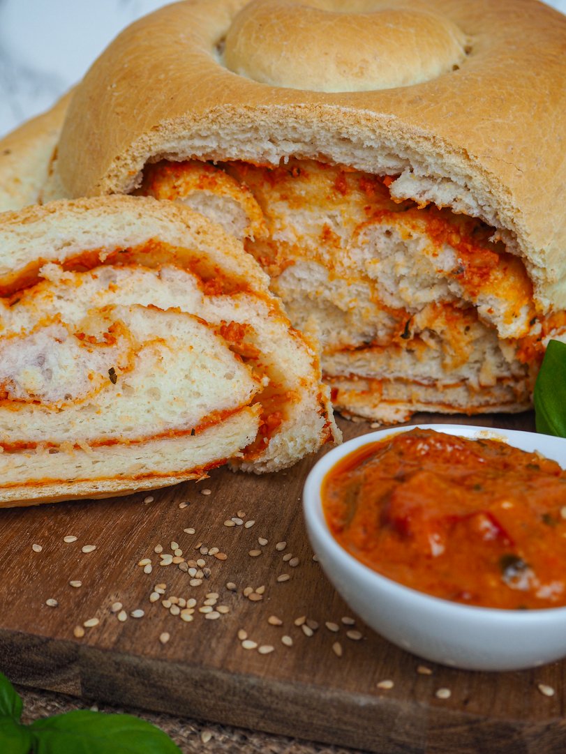 Pesto Baguette gefüllt mit Paprikapesto