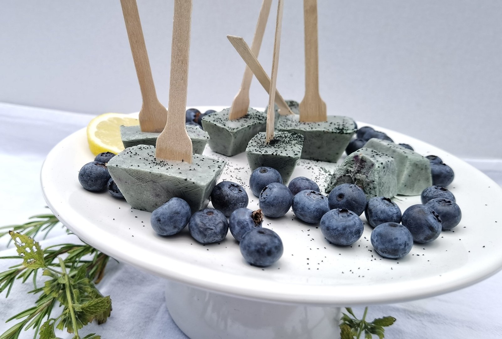 Lässige Eislutscher mit Spirulina