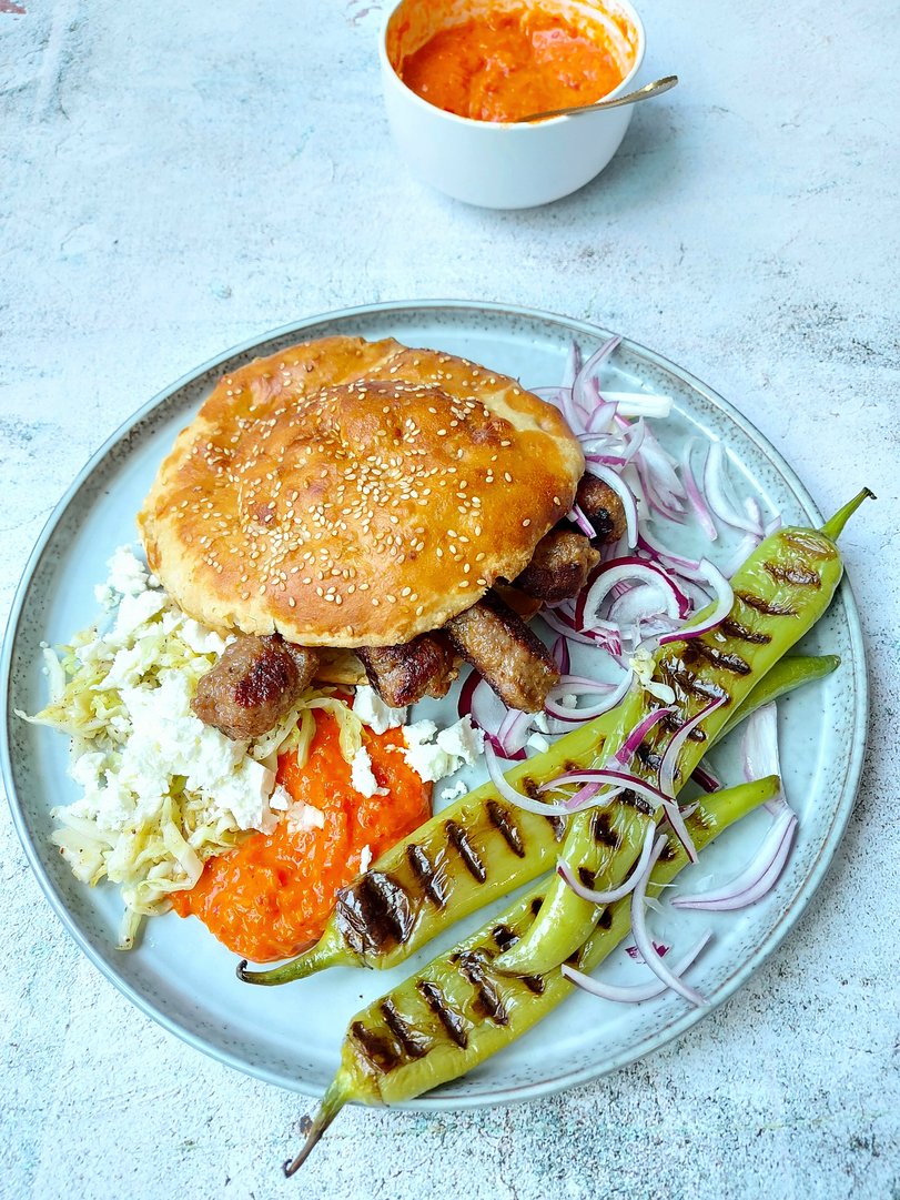 Lamm Kebabs in Fladenbrot mit Ajvar, Sumach Kraut, gerösteten Paprikaschoten und Feta