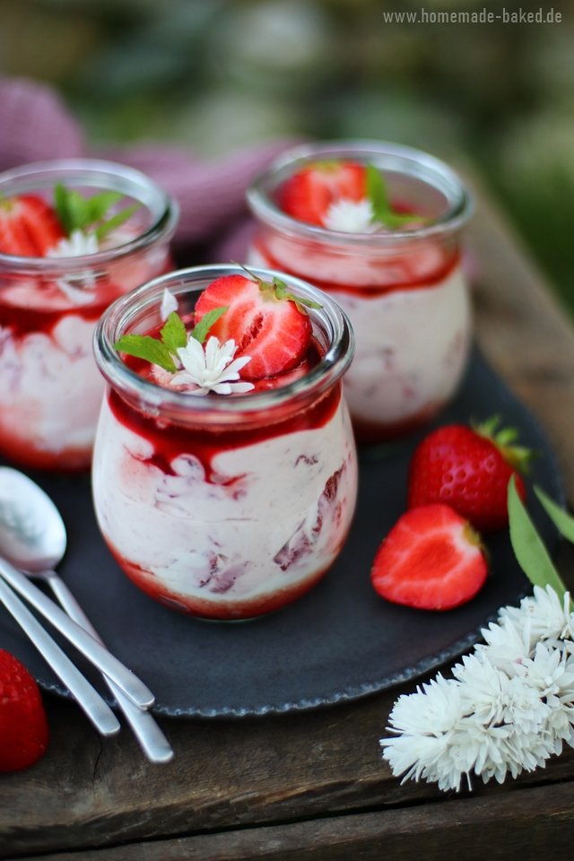 Quarkdessert mit Balsamico-Erdbeeren